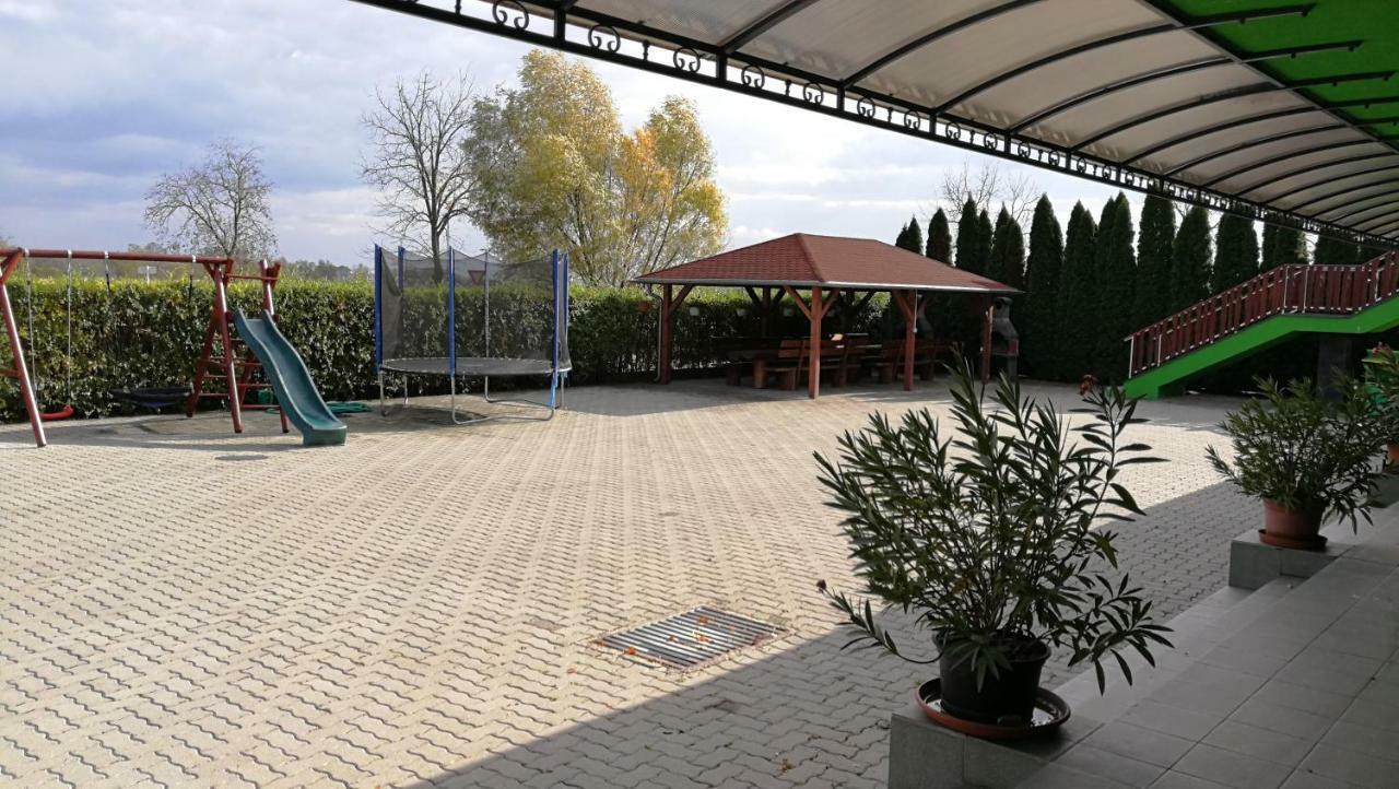 Apartman Taktik Veľký Meder Exteriör bild