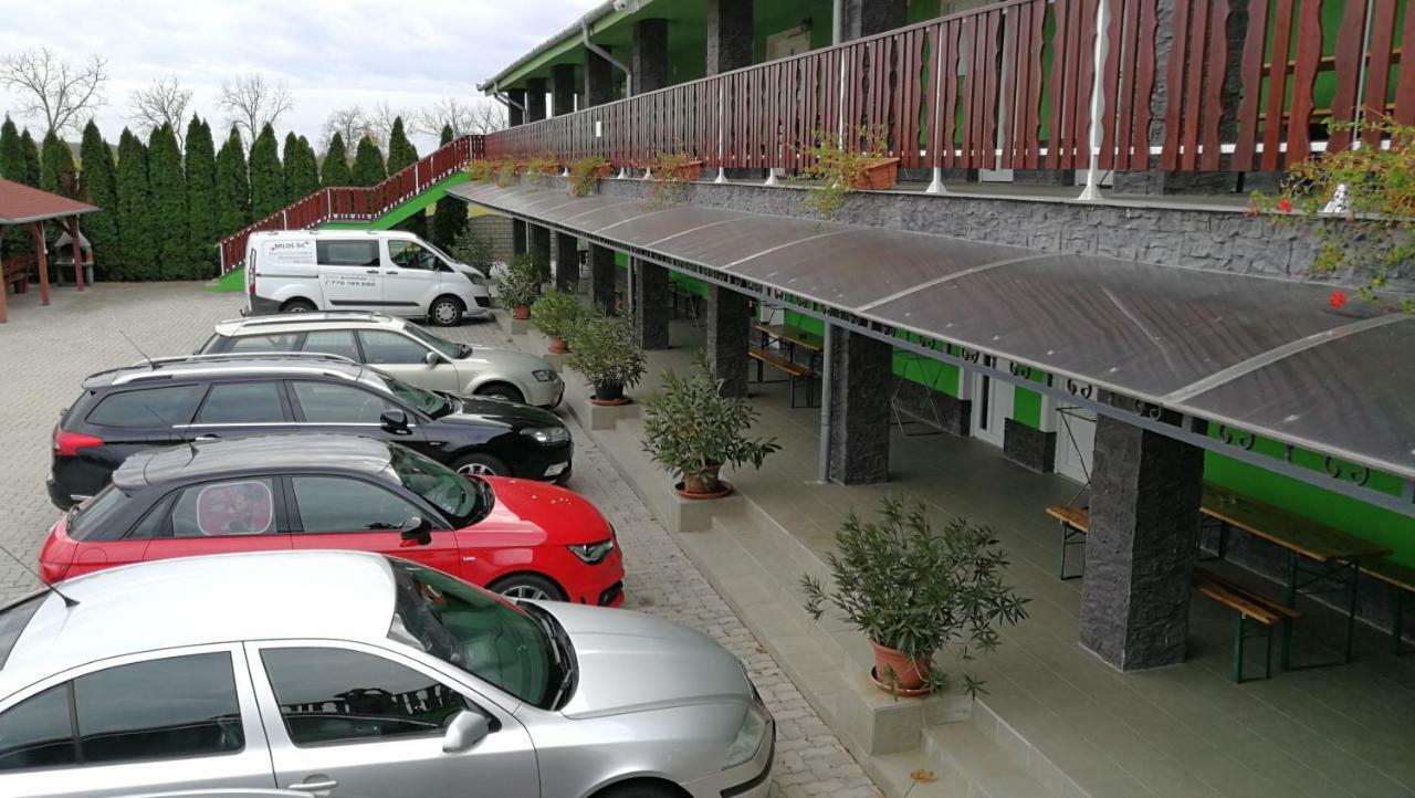 Apartman Taktik Veľký Meder Exteriör bild
