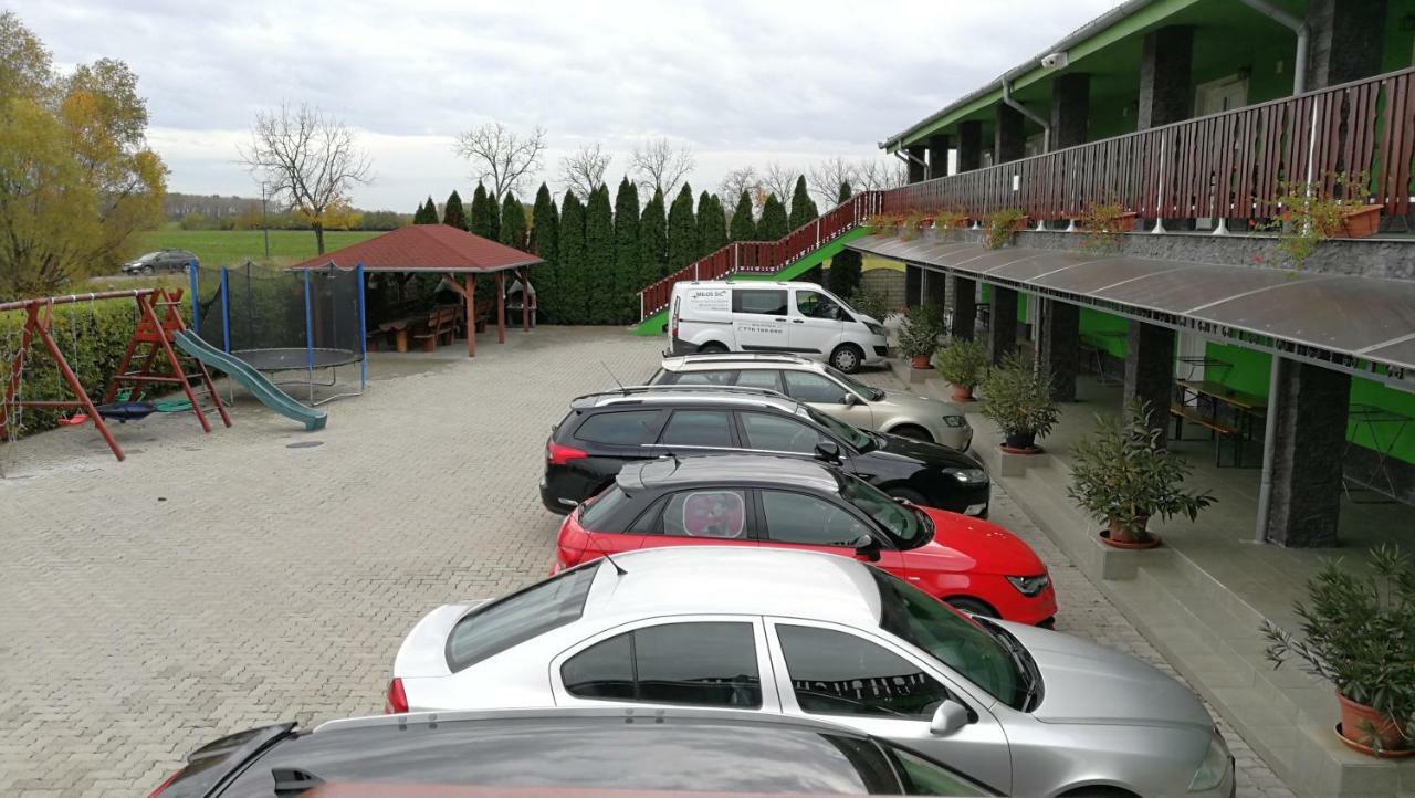 Apartman Taktik Veľký Meder Exteriör bild